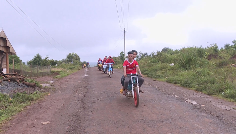 Tình trạng TTN sử dụng xe máy độ chế tham gia giao thông trên địa bàn xã Cư Né diễn ra khá phổ biến.