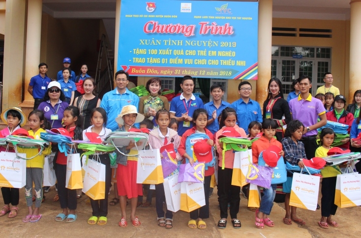 Đại diện Mạng lưới tình nguyện khu vực Tây Nguyên và huyện Đoàn Buôn Đôn tặng quà cho các em thiếu nhi tại xã Ea Nuôl.
