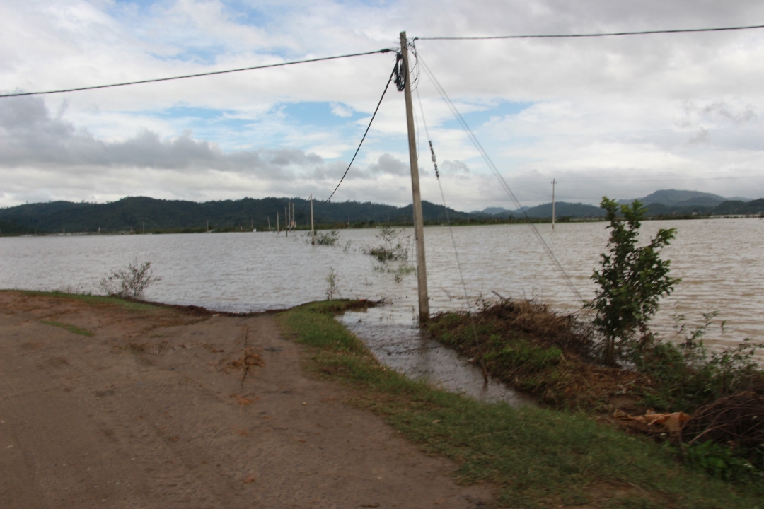 Một số tuyến đường nội đồng tại xã Đắk Liêng bị nhấn chìm.