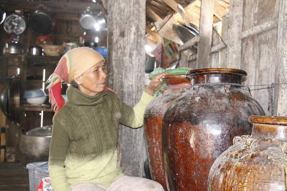 Bà H'Ngóa Bdap bên những ché rượu cần. 