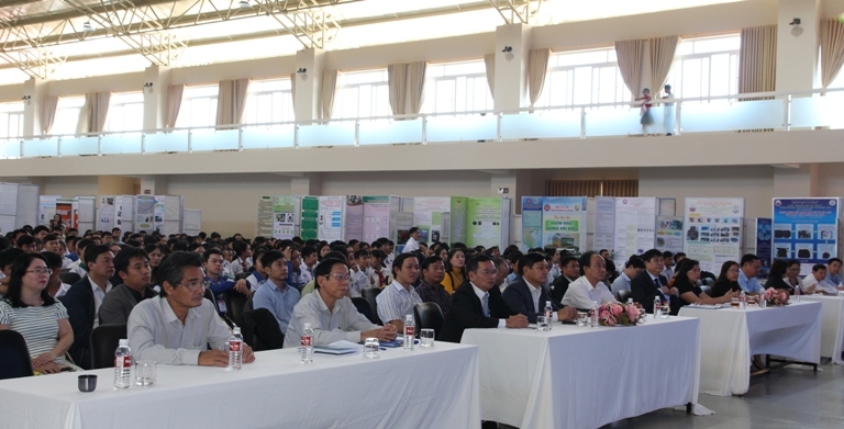 ác đại biểu và đông đảo giáo viên, học sinh tham dự lễ bế mạc.