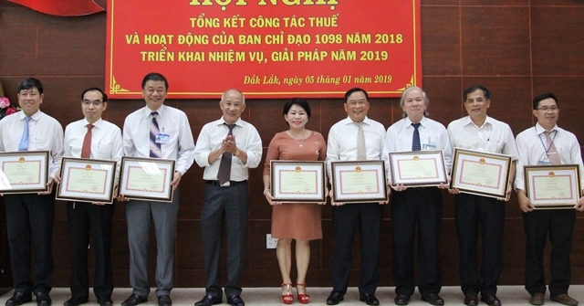 Các cá nhân vinh dự đón nhận Bằng khen của Bộ Tài Chính