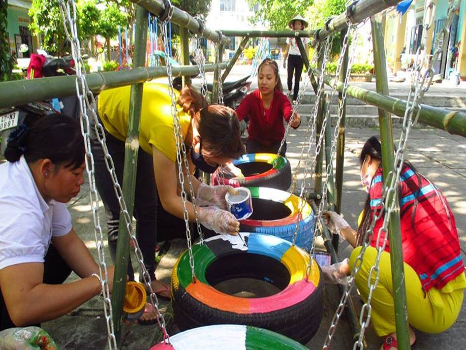 Các cô giáo Trường Mầm non thị trấn M'Đrắk (huyện M'Đrắk) làm bộ trò chơi cho trẻ.  