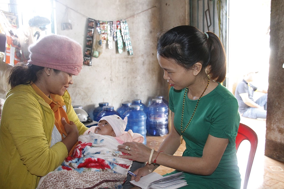 Cán bộ chuyên trách dân số xã Đắk Nuê tuyên truyền các biện pháp tránh thai cho người dân  tại buôn Dhăm 1A.