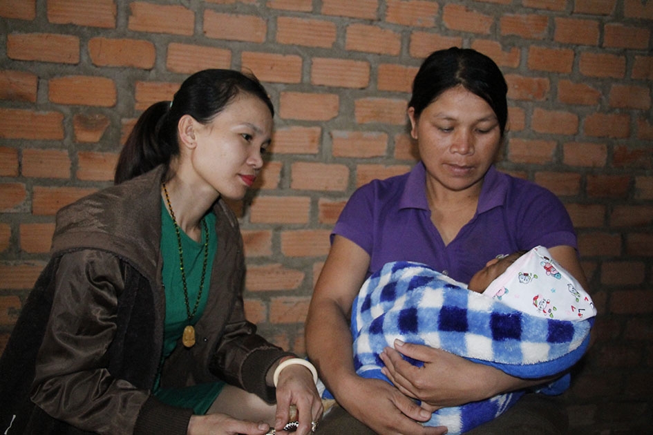 Cán bộ chuyên trách dân số xã Đắk Nuê tuyên truyền các biện pháp tránh thai cho chị H’Non Pang Trông (buôn Kdiê I).