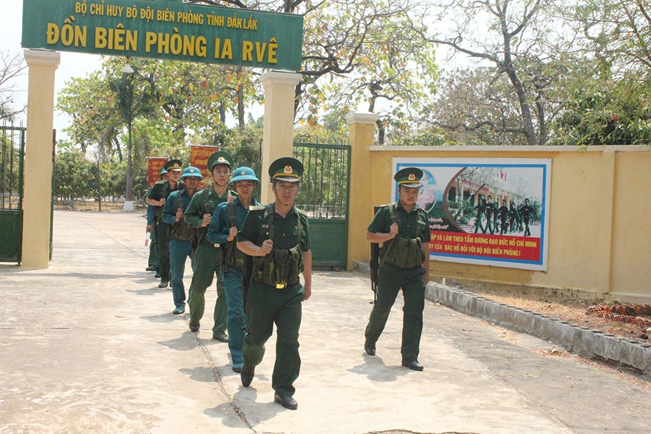  Tiểu đội DQTT  xã Ia R’vê phối hợp Đồn  Biên phòng  Ia R’vê  tuần tra  biên giới. 