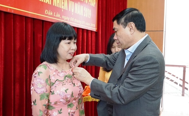 Phó Bí thư Tỉnh ủy Trần Quốc Cường trao Kỷ niệm chương “Vì sự nghiệp Nội chính Đảng” cho cá nhân có nhiều đóng góp trong công tác nội chính của Đảng