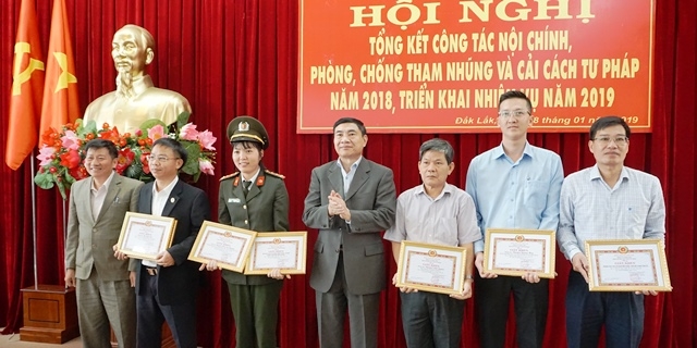 Các tập thể, cá nhân có thành tích xuất sắc trong công tác cải cách tư pháp năm 2018 nhận Giấy khen của Ban Chỉ đạo Cải cách tư pháp tỉnh.
