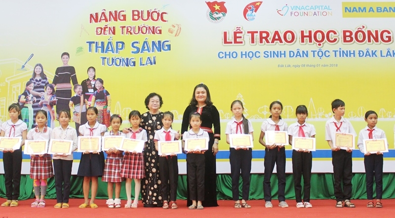      Nguyên Bí thư Trung ương Đảng, nguyên Phó Chủ tịch Nước, Chủ tịch Quỹ học bổng Vừ A Dính Trương Mỹ Hoa và Phó Chủ tịch UBND tỉnh H’Yim K’đoh trao học bổng cho học sinh nghèo vượt khó. Ảnh: V.Anh