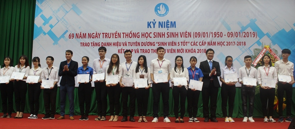 Tuyên dương các sinh viên đạt danh hiệu 