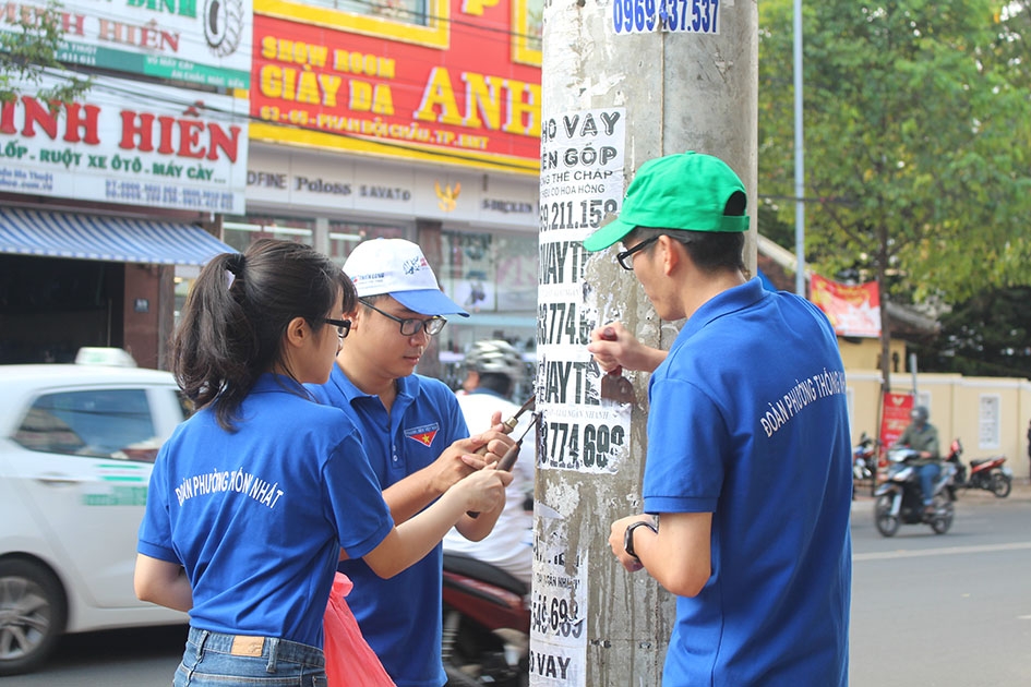 Đoàn viên thanh niên ra quân xóa quảng cáo cho vay 