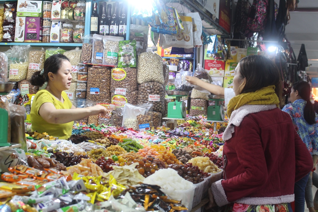 Người tiêu dùng mua sắm hàng hóa phục vụ Tết Nguyên đán tại Chợ Trung tâm Buôn Ma Thuột.