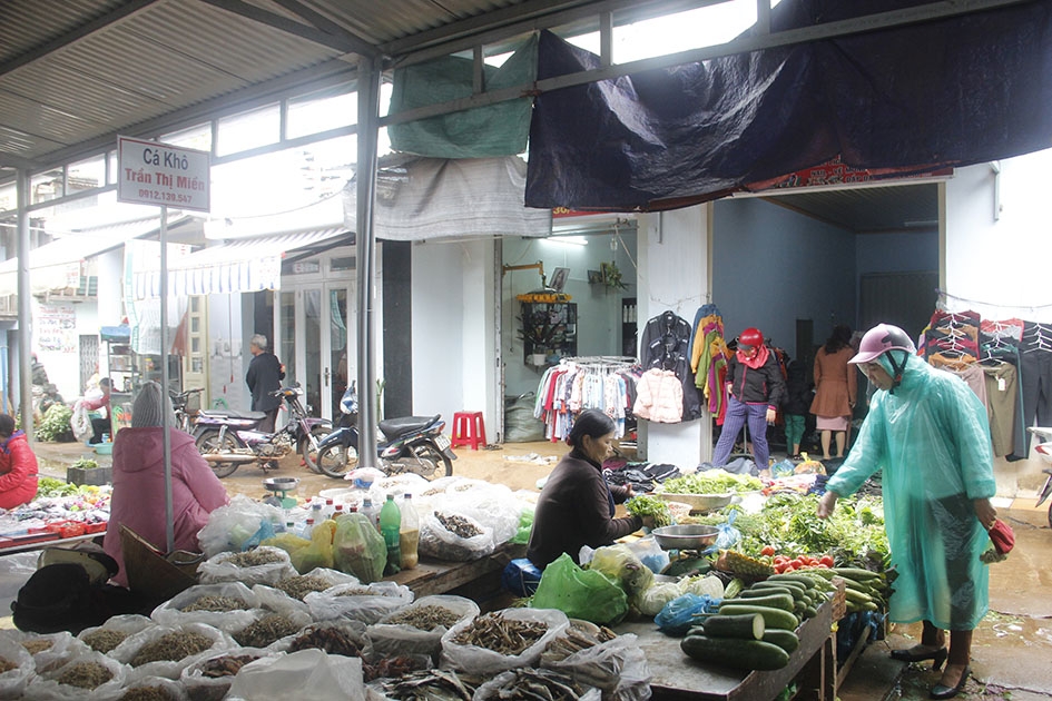 Khách mua rau tại chợ.