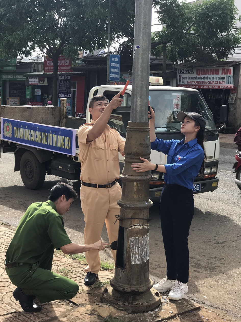Đoàn thanh niên Công an huyện Krông Pắc ra quân gỡ bỏ tờ rơi quảng cáo dịch vụ cho vay tiền nhanh dán ở khu vực thị trấn Phước An. 