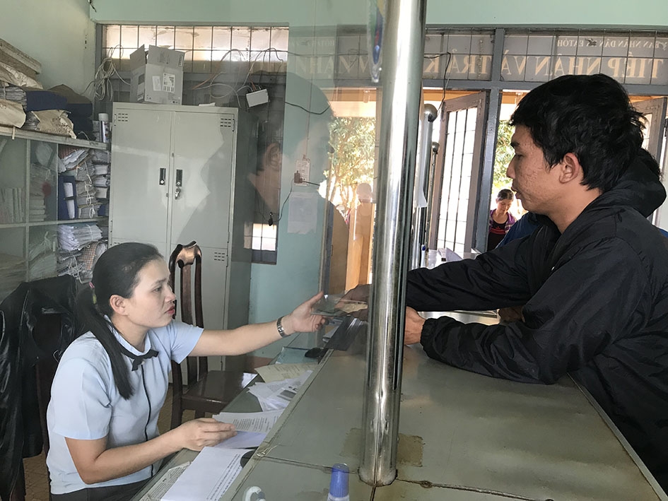 Người dân đến làm thủ tục hành chính tại bộ phận một cửa UBND xã Ea Toh.    Ảnh: G.Nam