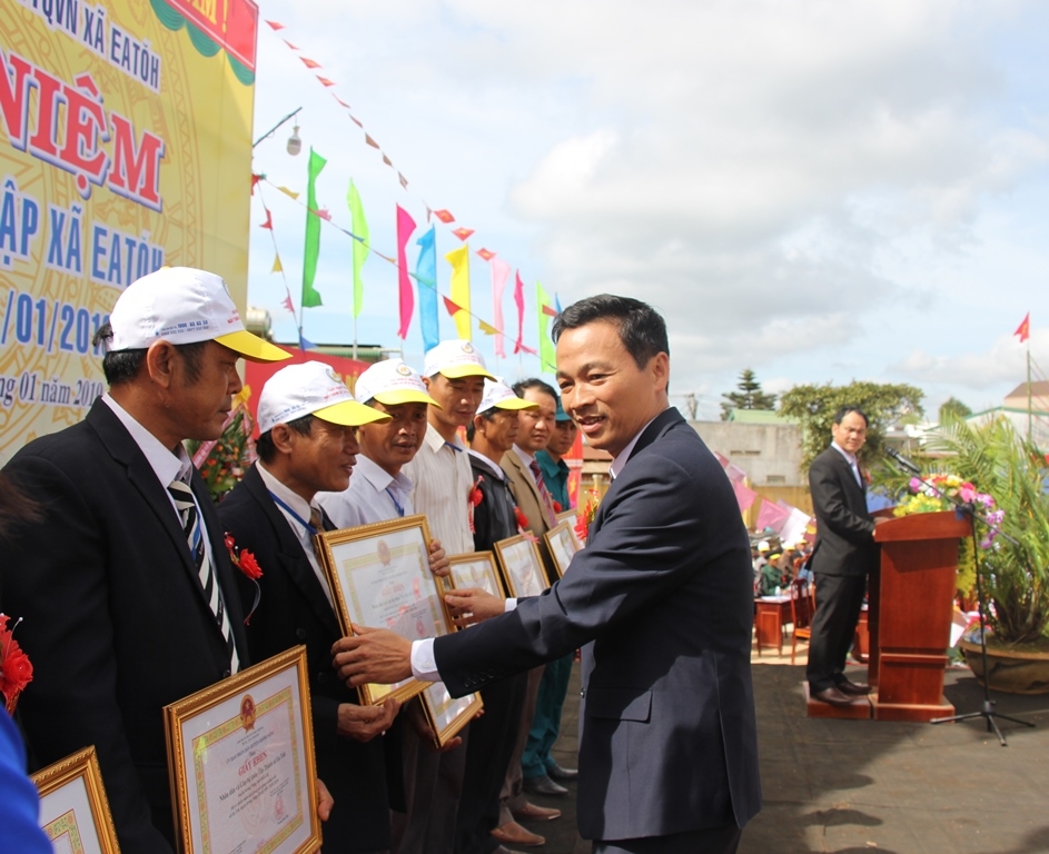Đại diện các tập thể tiêu biểu nhận Giấy khen của UBND huyện Krông Năng