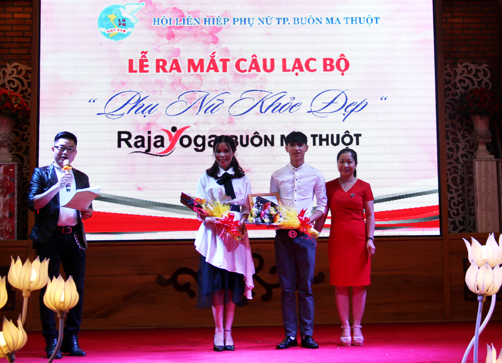 1.	Bà Lê Thị Thanh, Chủ tịch Hội LH Phụ nữ TP. Buôn Ma Thuột trao quyết định thành lập cho CLB Phụ nữ khỏe và đẹp Raja Yoga