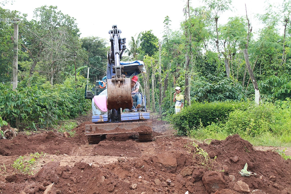 Thi công đường nội buôn Kala, xã Đray Sáp (huyện Krông Ana) nhờ nguồn vốn chương trình hỗ trợ giảm nghèo.  