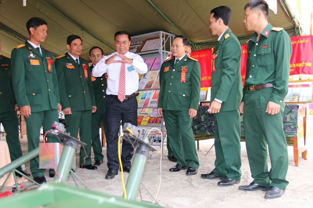 Bí thư Tỉnh ủy Êban Y Phu tham quan mô hình sáng kiến trang thiết bị của lực lượng vũ trang tỉnh - Ảnh: T.Hùng