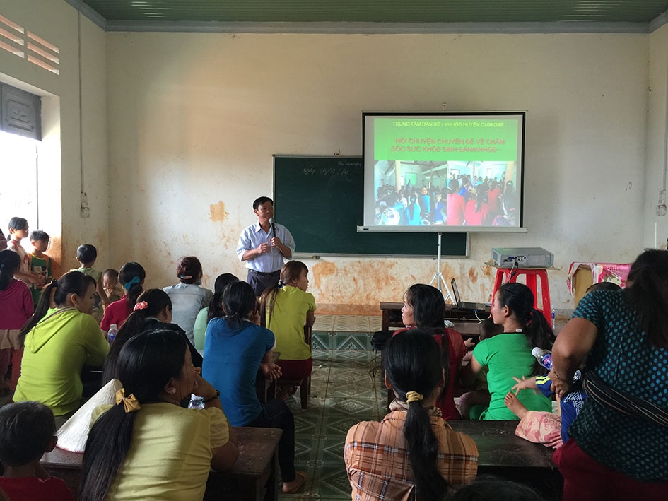 Trung tâm Dân số - KHHGĐ huyện Cư M'gar tổ chức nói chuyện chuyên đề về dân số sức khỏe sinh sản tại buôn Xê Đăng, xã Ea Kuêh.
