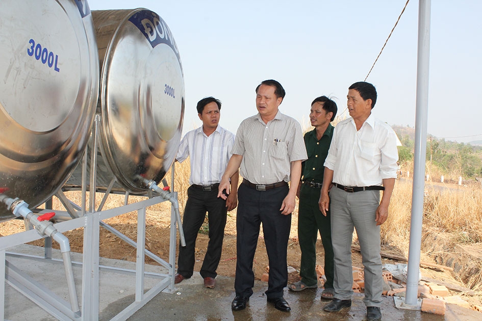 Chủ tịch UBND huyện Krông Búk Vũ Văn Mỹ (thứ 2 từ trái sang) kiểm tra công trình cấp nước sinh hoạt cho người dân xã Ea Sin .