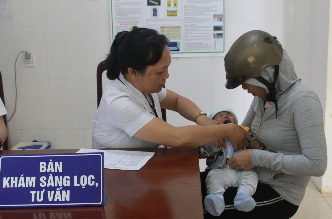 Khám sàng lọc cho trẻ trước khi tiêm chủng tại Trạm Y tế phường Tân Lợi, TP. Buôn Ma Thuột (Ảnh minh họa)