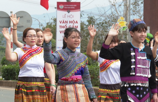 ... cùng đông đảo người dân, du khách hòa mình vào Lễ hội đường phố. 