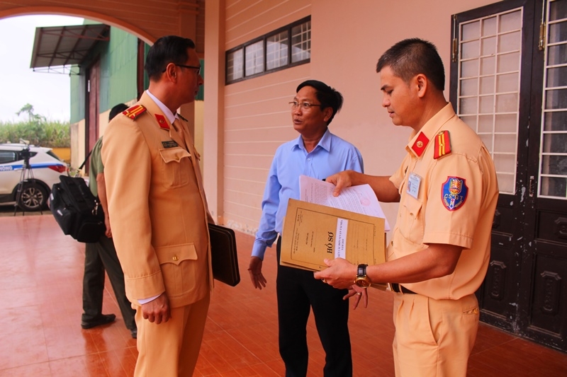 Đại diện Phòng Cảnh sát giao thông tỉnh trao đổi với doanh nghiệp về tình hình hoạt động kinh doanh vận tải trên địa bàn