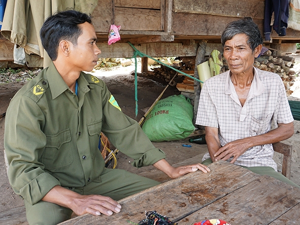 Anh Y Thinh Niê luôn lắng nghe tâm tư của người dân buôn Tơng Rang A, xã Cư Đrăm (huyện Krông Bông.