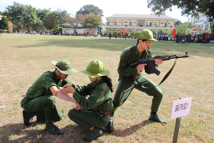 Các em học sinh dự thi nội dung kỹ thuật cấp cứu và chuyển thương.