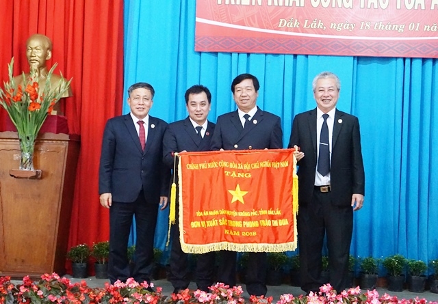 Tập thể TAND huyện Krông Pắk nhận Cờ thi đua của Chính phủ.