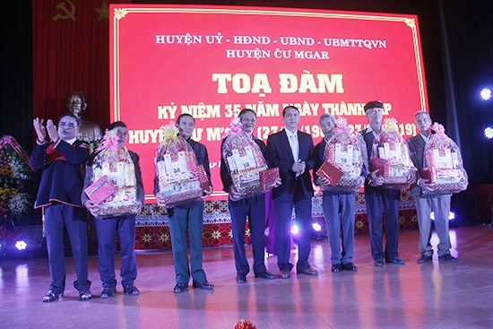 Lãnh đạo huytện trao tặng những phần quà cho gia đình chính sách tiêu biểu và người có uy tín trong đồng bào dân tộc 