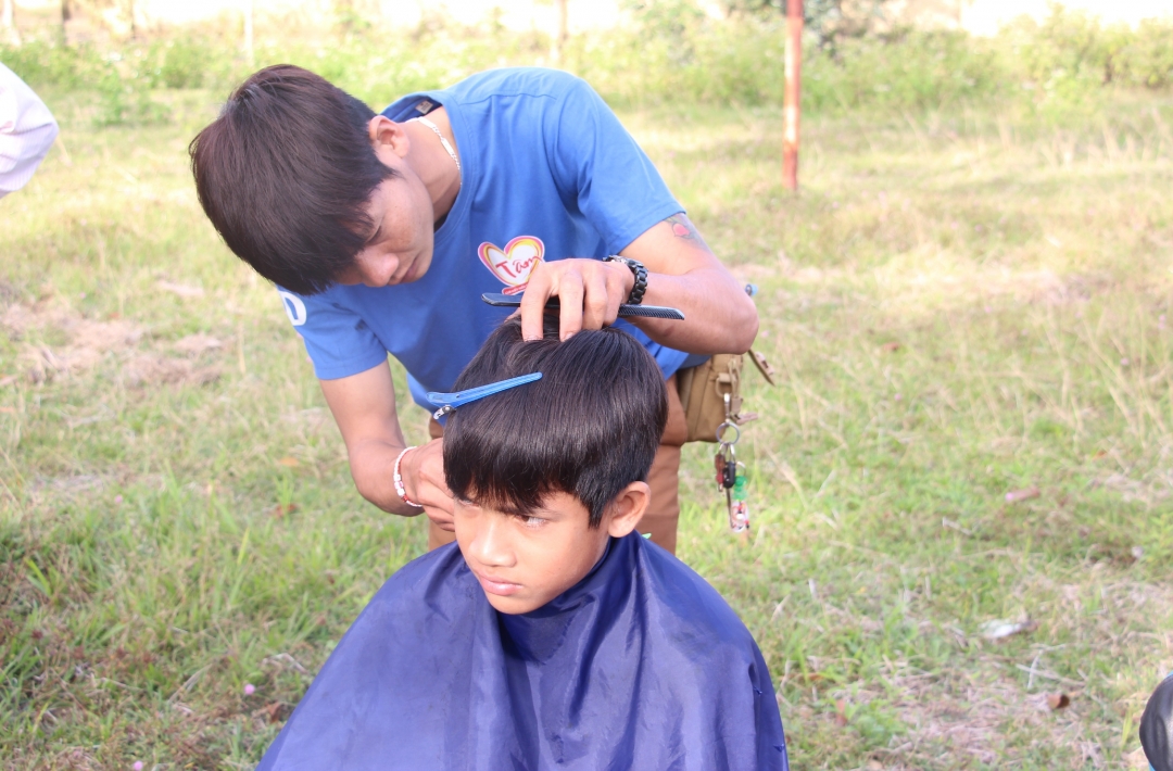 Cắt tóc miễn phí cho học sinh trên địa bàn.