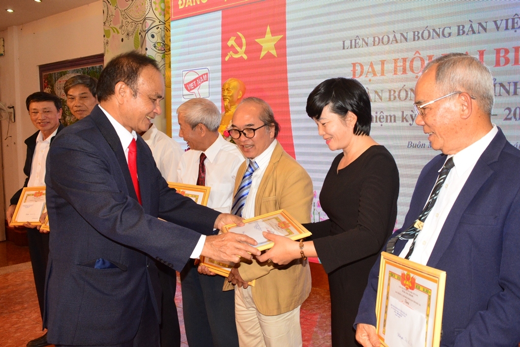 Các tập thể nhận Giấy khen của Liên đoàn Bóng bàn tỉnh.