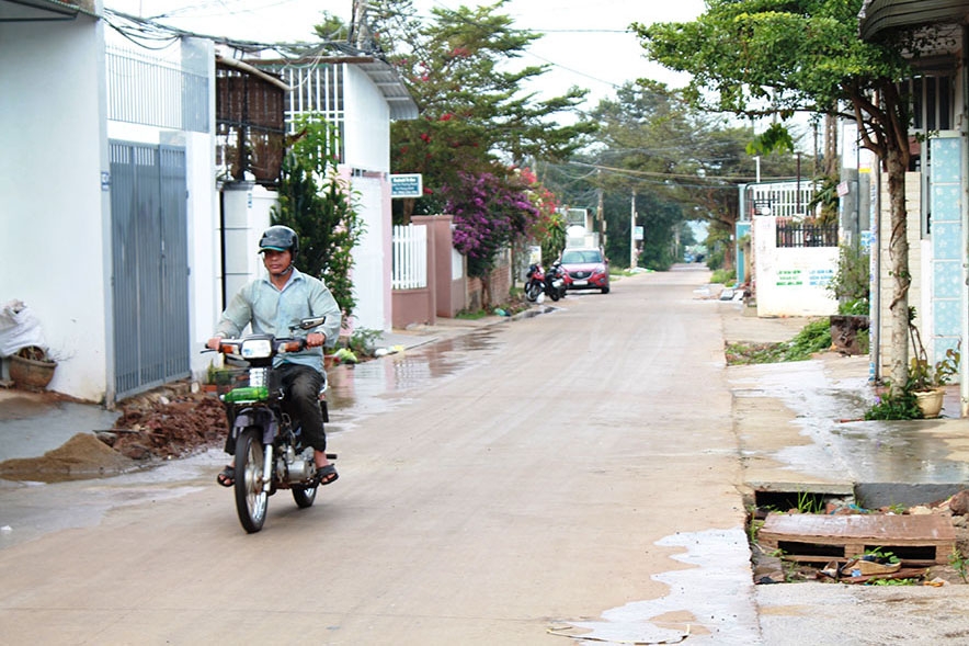 Tuyến đường hẻm 327 Y Moan Ênuôl được bê tông hóa rộng rãi, sạch đẹp tạo điều kiện đi lại thuận lợi hơn  cho người dân.   