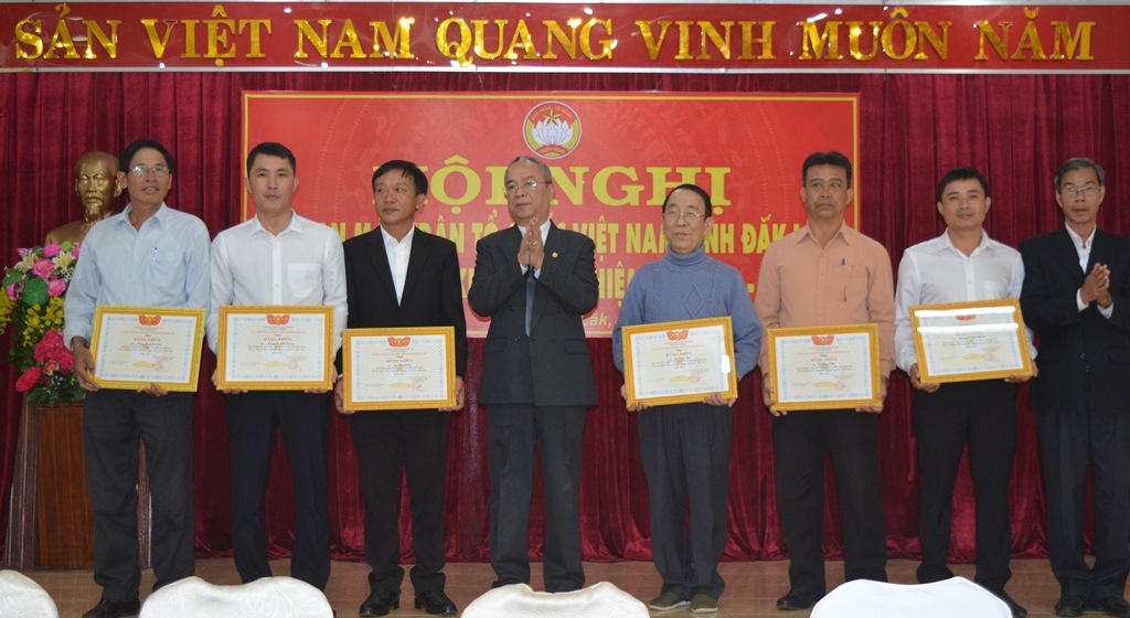 Các cá nhân nhận Bằng khen của Ủy ban MTTQ Việt Nam tỉnh.