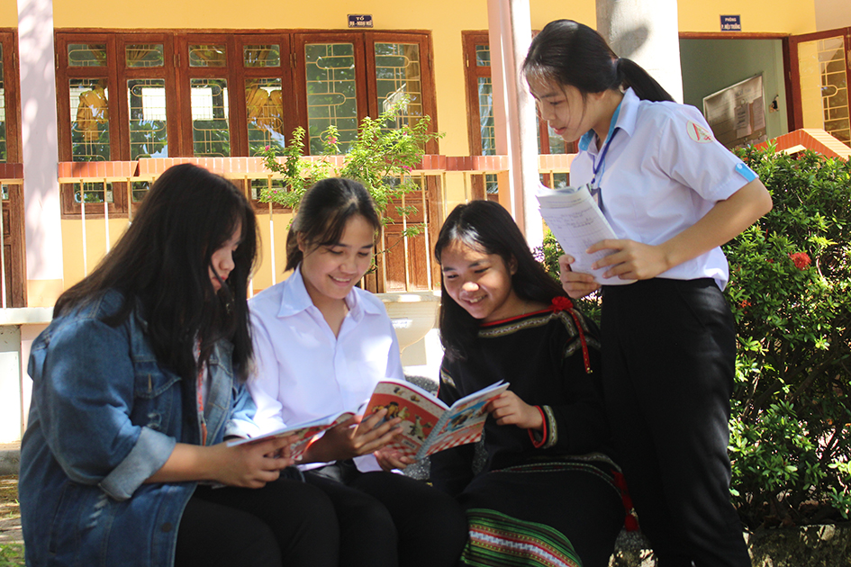 Em H’Bru Mdrang (thứ hai từ phải sang) chia sẻ niềm vui với các bạn Trường THPT Dân tộc Nội trú Nơ Trang Lơng.