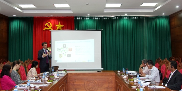 Ông Daan Wensing, Giám đốc toàn cầu Chương trình cảnh quan bền vững chia sẻ  thông tin xây dựng vùng nguyên liệu chứng nhận trên toàn cầu