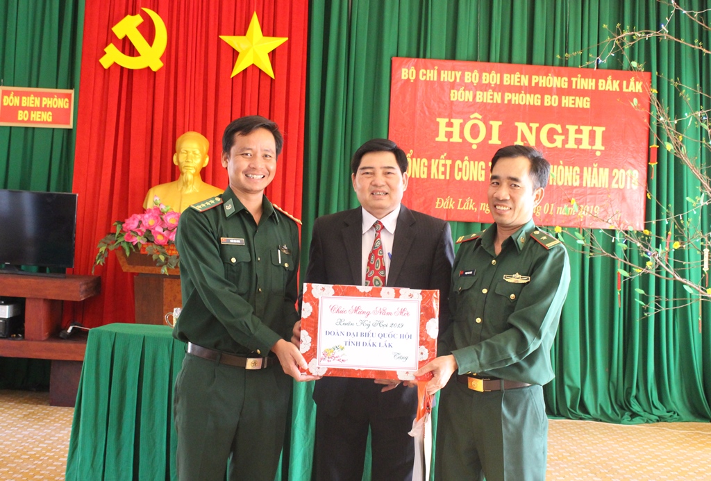 Đồng chí Y Khút Niê trao quà tặng cán bộ, chiến sĩ Đồn Biên phòng Bo Heng...