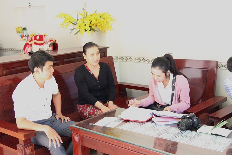 Cán bộ thuế phối hợp với nhân viên bưu điện thực hiện thu thuế tại phường Tân Thành, TP. Buôn Ma Thuột. 