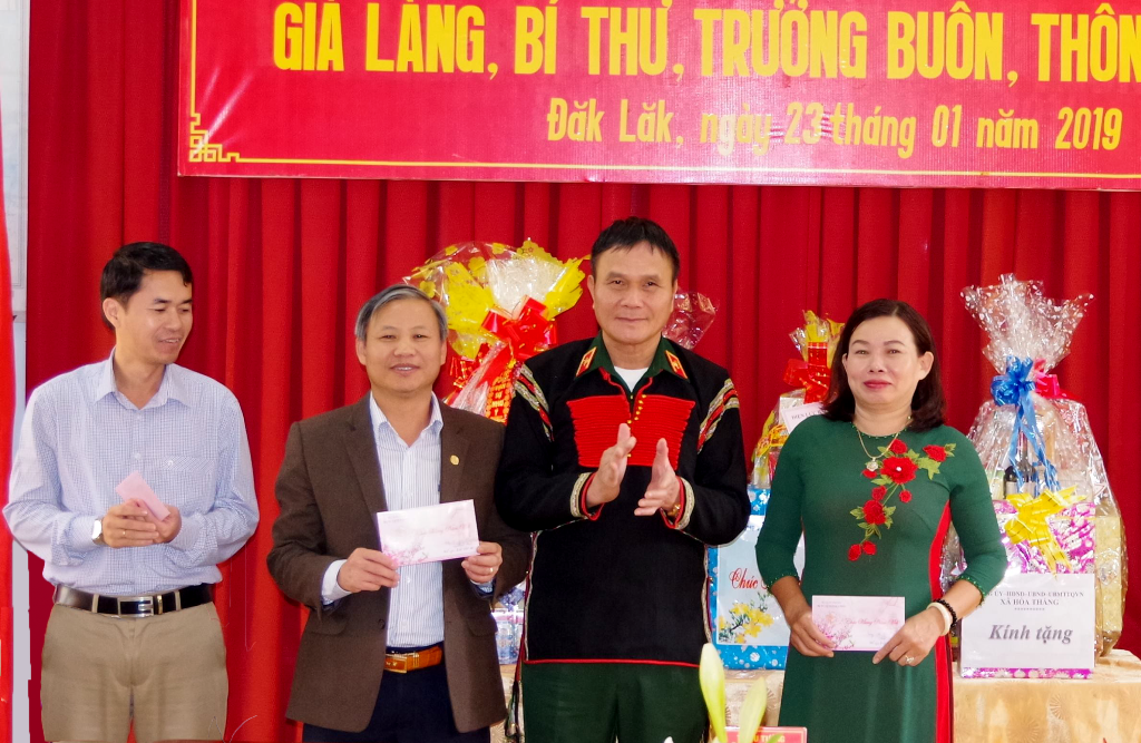 Thiếu tướng Đỗ Thanh Bình, Tư lệnh Binh chủng Đặc công trao quà tặng đại diện các xã, phường