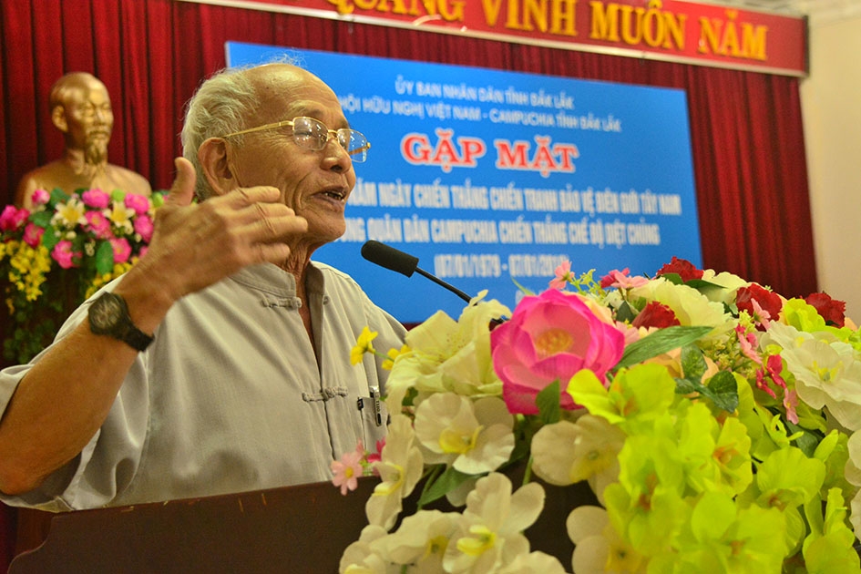 Ông Tô Tấn Tài (Ama H'Oanh), nguyên Phó Bí thư Tỉnh ủy, nguyên Trưởng đoàn chuyên gia Đắk Lắk kể lại những kỷ niệm tại buổi gặp mặt.