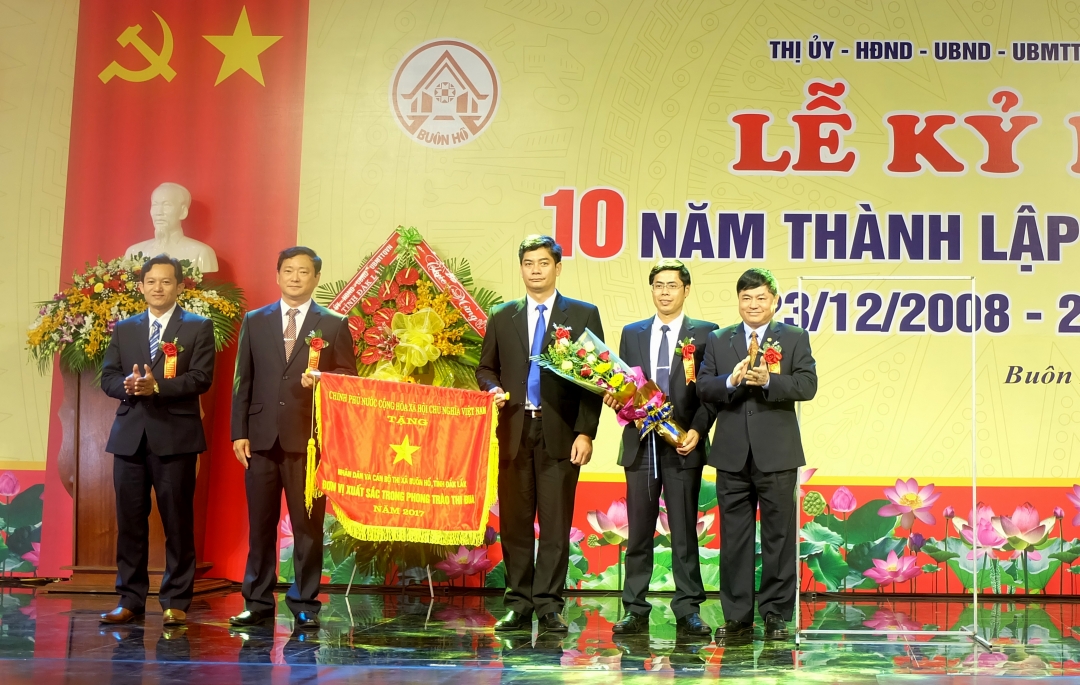 Thừa ủy quyền của Thủ tướng Chính phủ, đồng chí Phạm Minh Tấn, Phó Bí thư Thường trực Tỉnh ủy trao Cờ thi đua của Chính phủ tặng Đảng bộ, chính quyền và nhân dân thị xã tại Lễ Kỷ niệm 10 năm thành lập thị xã Buôn Hồ.