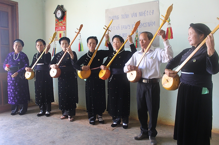 Thành viên Câu lạc bộ đàn tính - hát then xã Ea Wy (huyện Ea H’leo) tập luyện tiết mục biểu diễn.