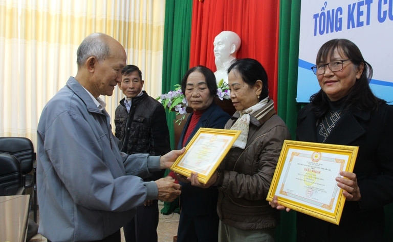 Chủ tịch Hội Cựu Giáo chức  tỉnh Hà Ngọc Đào trao Giấy khen tặng các tập thể, cá nhân có thành tích xuất sắc.