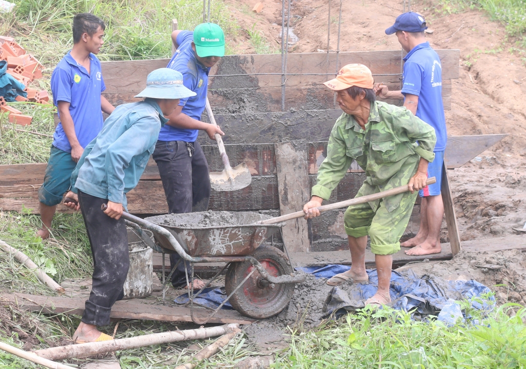 Đoàn viên, thanh niên huyện hỗ trợ xây dựng cầu dân sinh tại Tiểu khu 249 (xã Ea Lê).