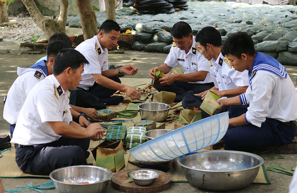 Cán bộ, chiến sĩ Đảo Phan Vinh gói bánh chưng.  