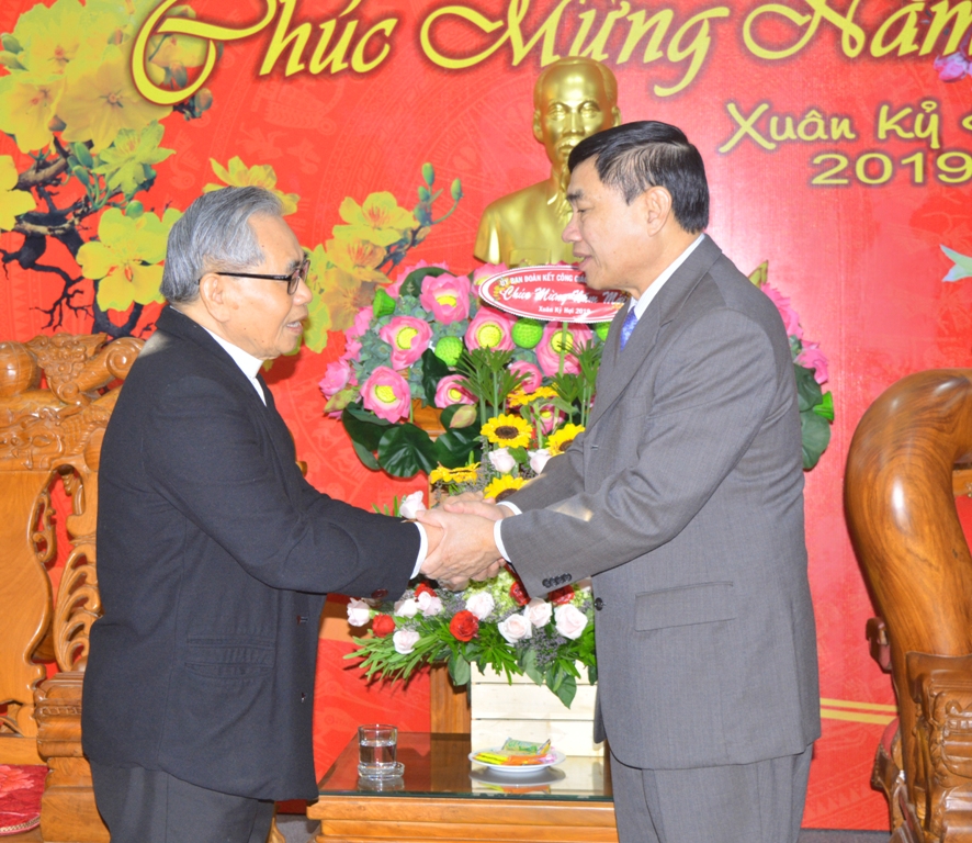 Chủ tịch Ủy ban đoàn kết Công giáo tỉnh Vũ Thanh Lịch (ảnh trái) chúc mừng lãnh đạo tỉnh ủy