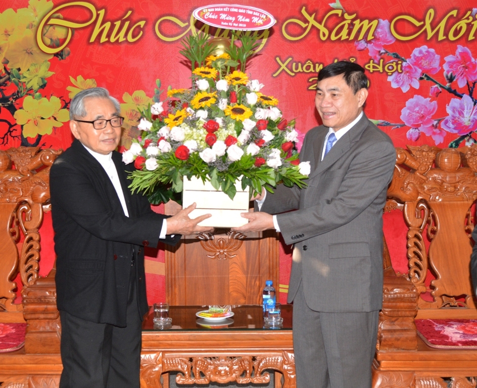 Đồng chí Trần Quốc Cường, Ủy viên Trung ương Đảng, Phó Bí thư Tỉnh ủy (ảnh phải) nhận hoa chúc mừng của Ủy ban đoàn kết Công giáo tỉnh.