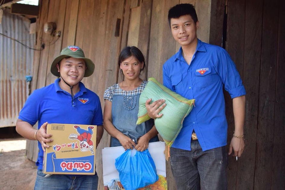 Đoàn viên thanh niên phường Thống Nhất (TP. Buôn Ma Thuột) tặng quà Tết cho người dân xã Cư Kbang (huyện Ea Súp). 